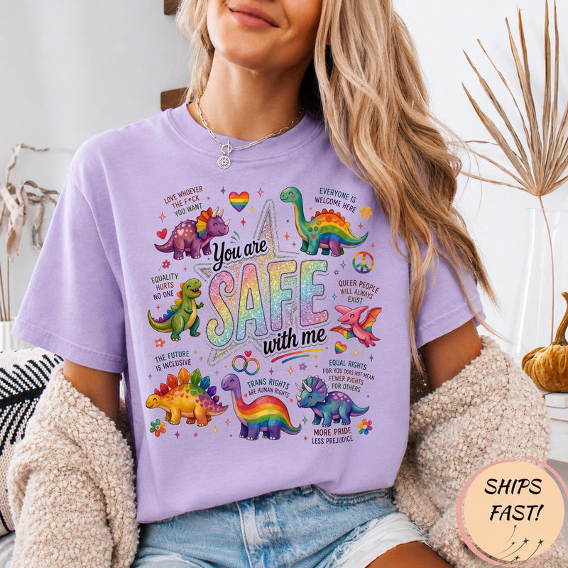 Pride-Shirt „You Are Safe With Me“ mit Regenbogen-Dinos
