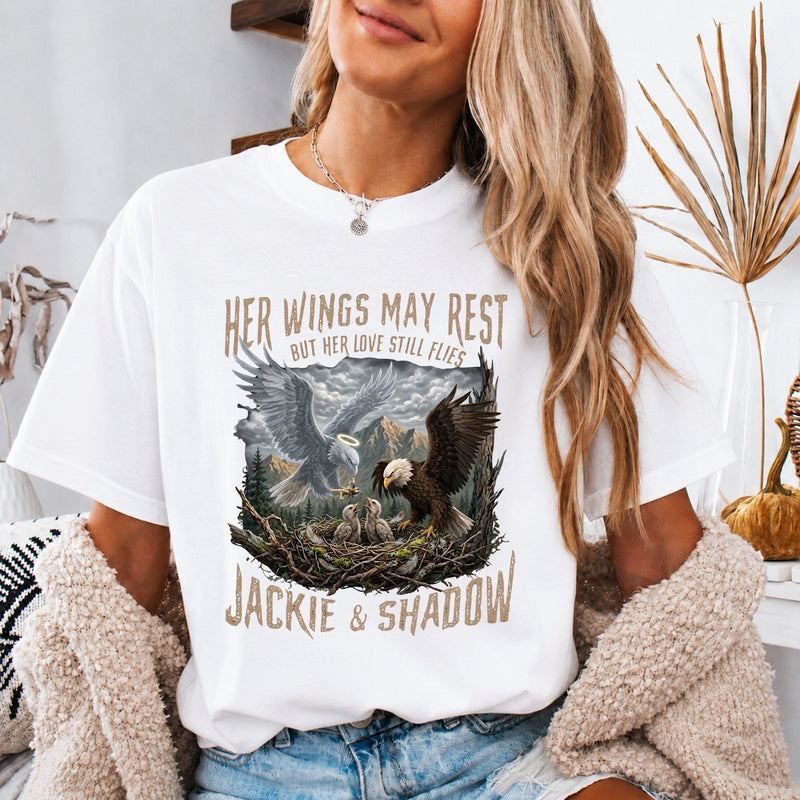 Adler T-Shirt „Her Wings May Rest but Her Love Still Flies – Jackie & Shadow“