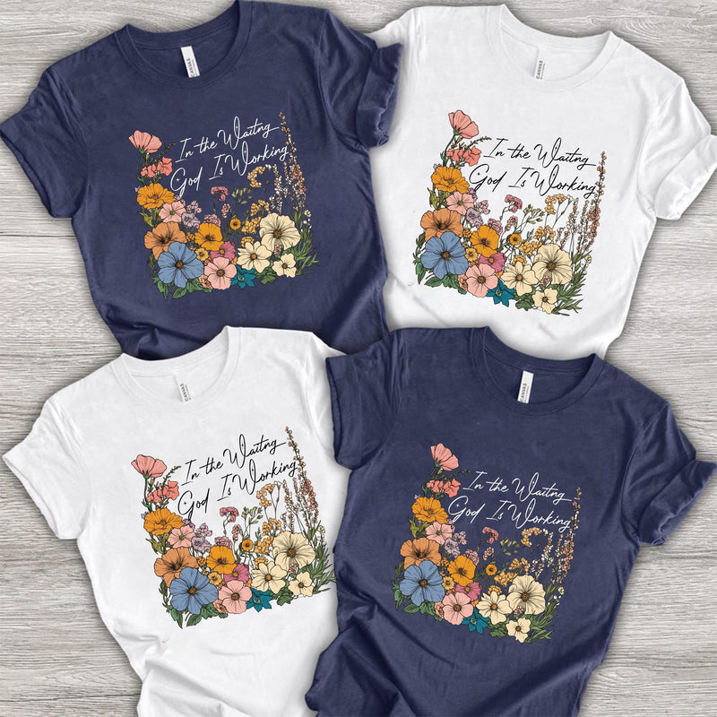 Christliches Shirt „In the Waiting God Is Working“ mit Wildblumen