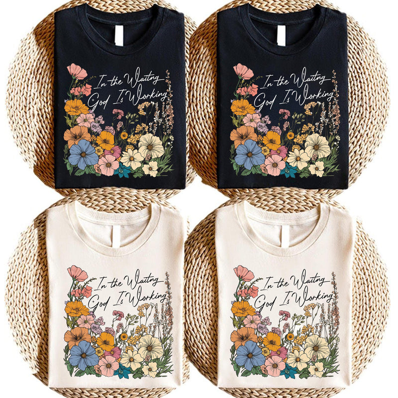 Christliches Shirt „In the Waiting God Is Working“ mit Wildblumen