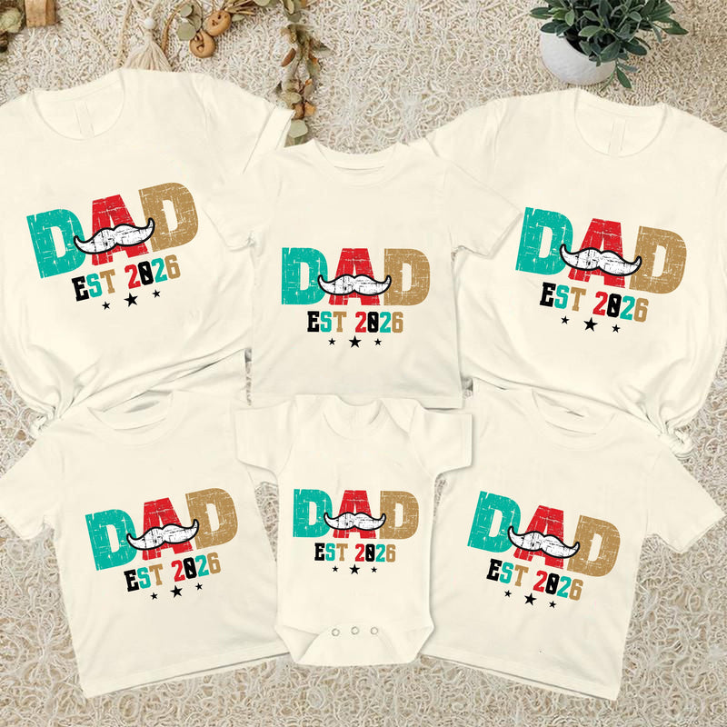 Papa Shirt „Dad Est 2026“ mit Schnurrbart