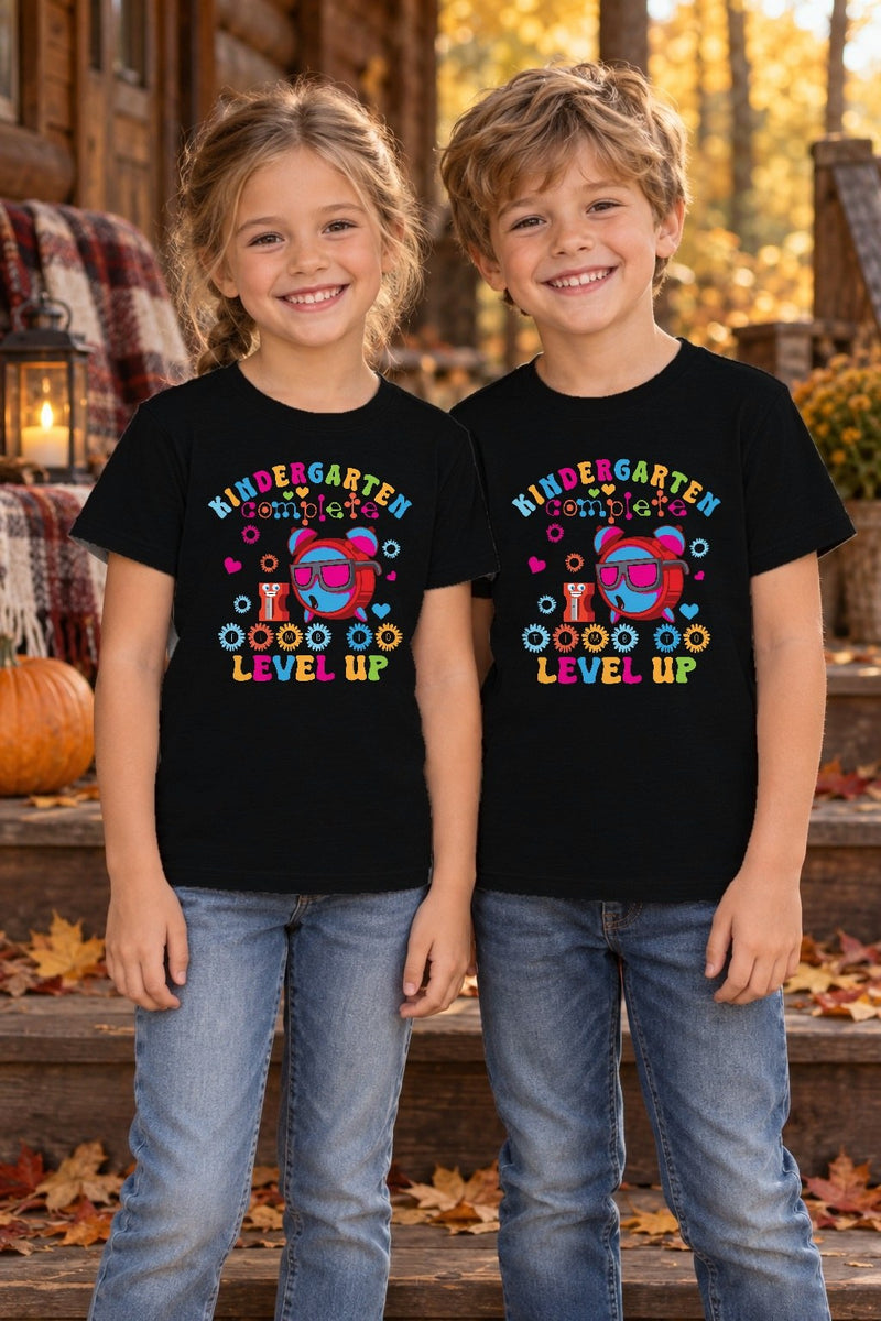 Kindergarten-Abschluss-Shirt „Kindergarten Complete – Level Up“ im Gaming-Stil