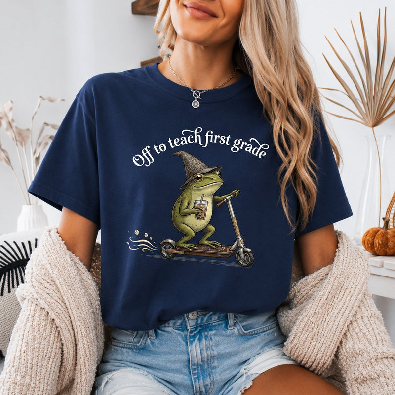 Lehrer T-Shirt Frosch „Off to teach first grade“