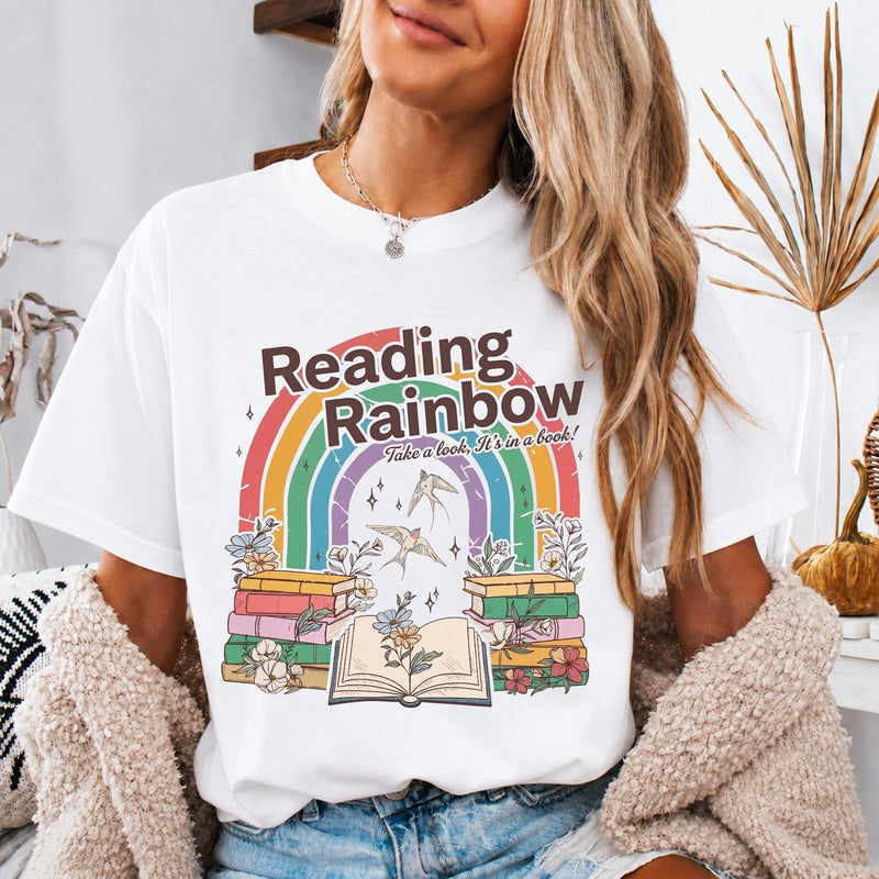 Bücher T-Shirt Regenbogen „Reading Rainbow – Take a look, it's in a book!“