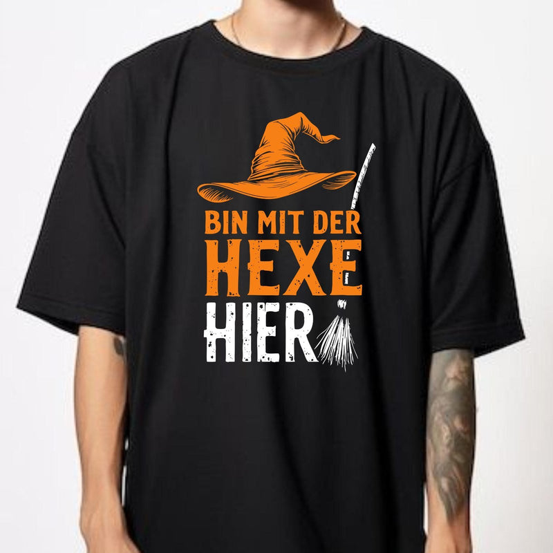 Halloween T-Shirt „Bin mit der Hexe hier“
