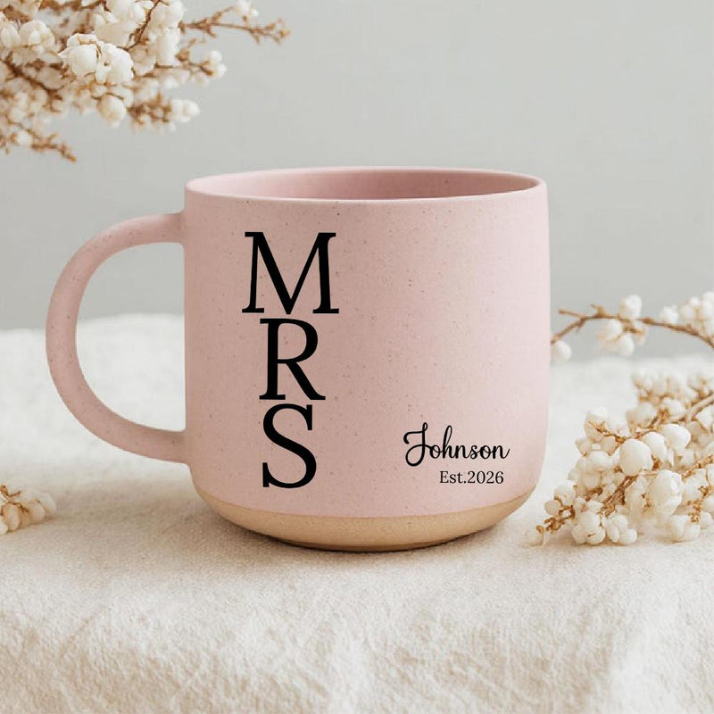 Personalisierte Mr- und Mrs-Tasse mit Nachname und Jahr