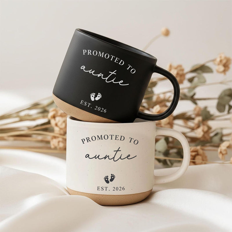 Tasse „Promoted to Auntie“ mit Jahr