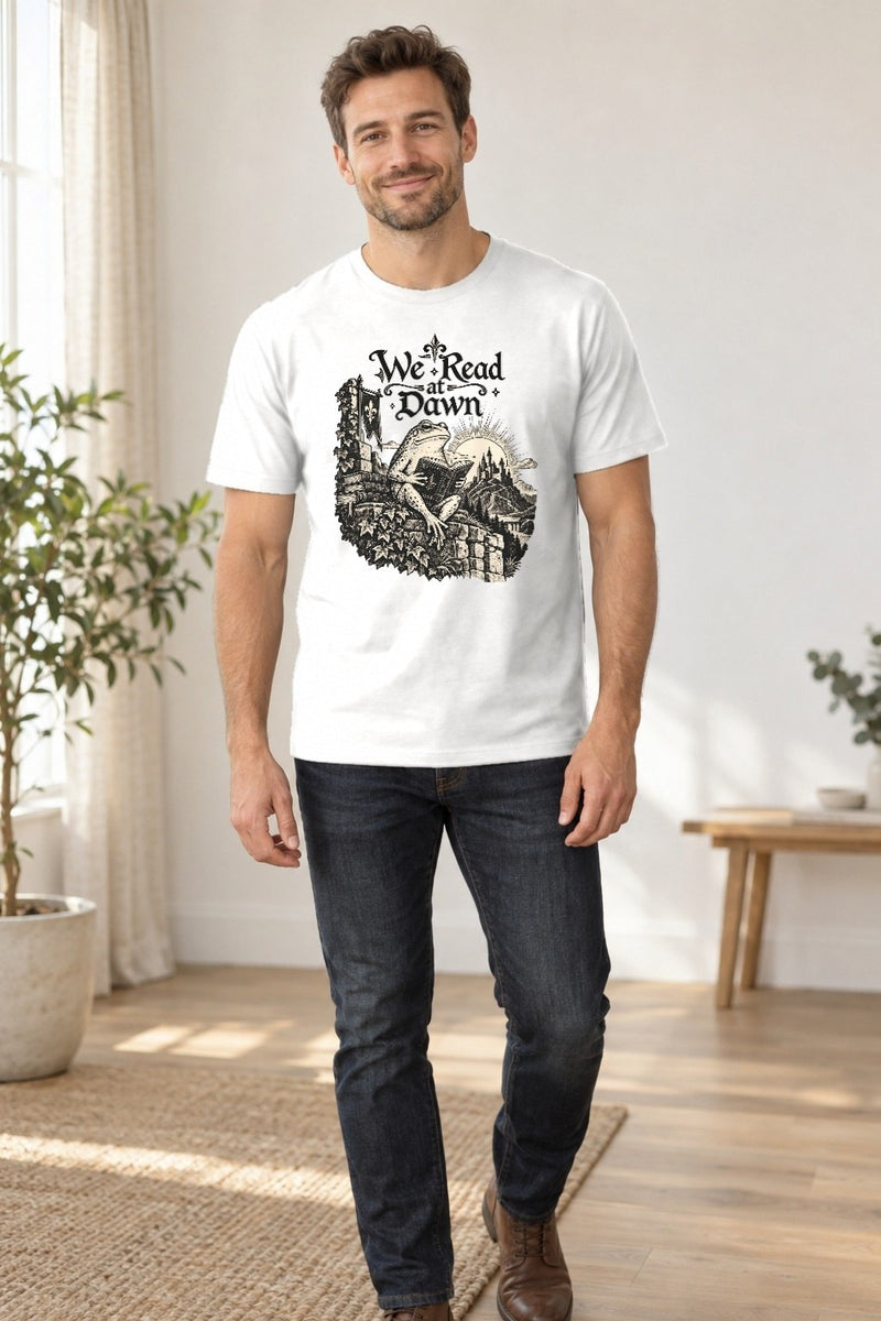 Lustiges Buch-Shirt „We Read at Dawn“