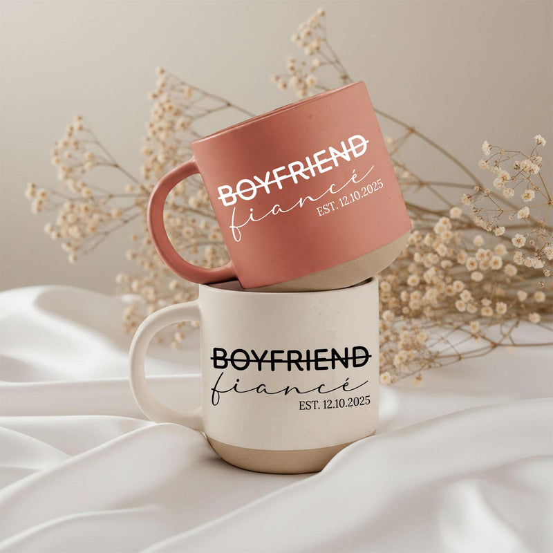 Personalisierte Verlobungstasse „Boyfriend“ durchgestrichen, „fiancé“ und Datum
