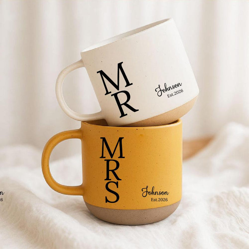 Personalisierte Mr- und Mrs-Tasse mit Nachname und Jahr