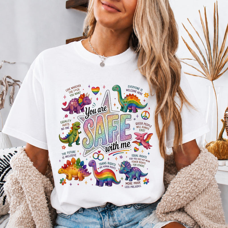 Pride-Shirt „You Are Safe With Me“ mit Regenbogen-Dinos