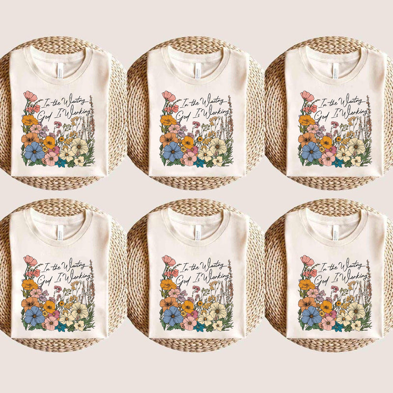 Christliches Shirt „In the Waiting God Is Working“ mit Wildblumen