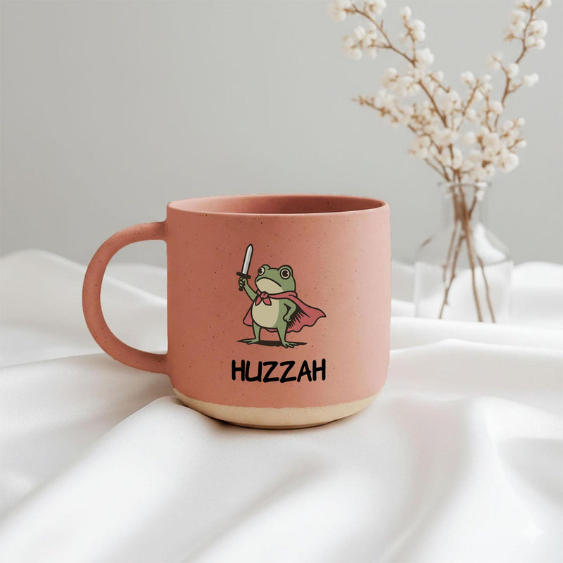 Lustige Frosch-Tasse „Huzzah“ mit Schwert und Umhang
