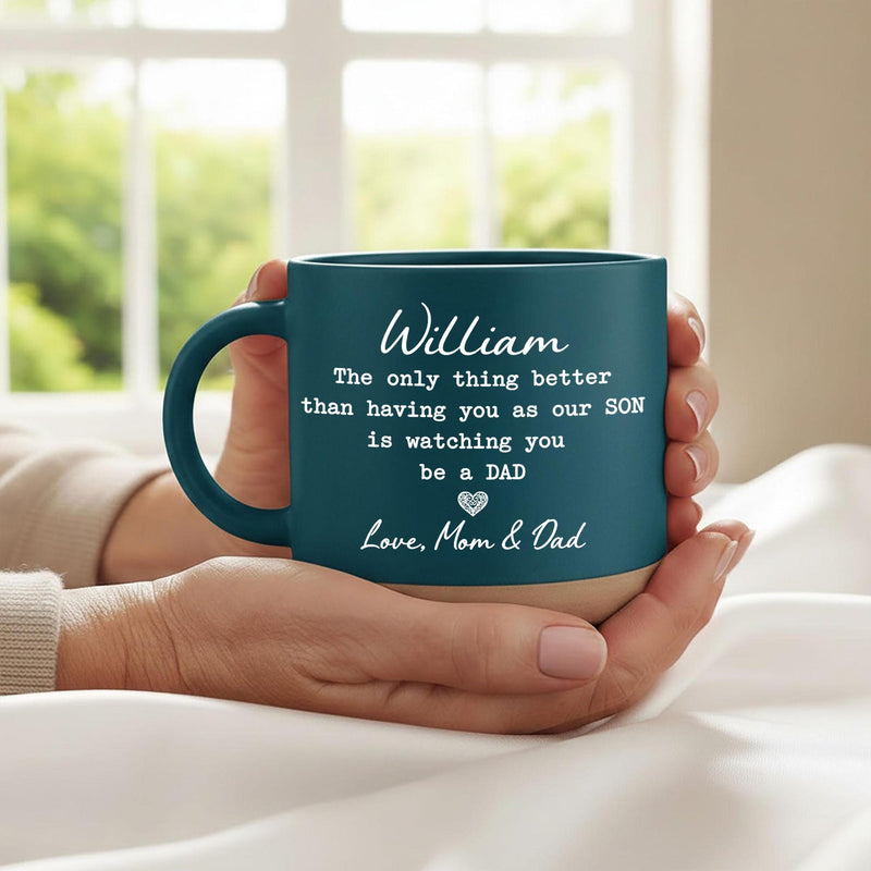 Personalisierte Tasse für Sohn mit Namen „watching you be a Dad“