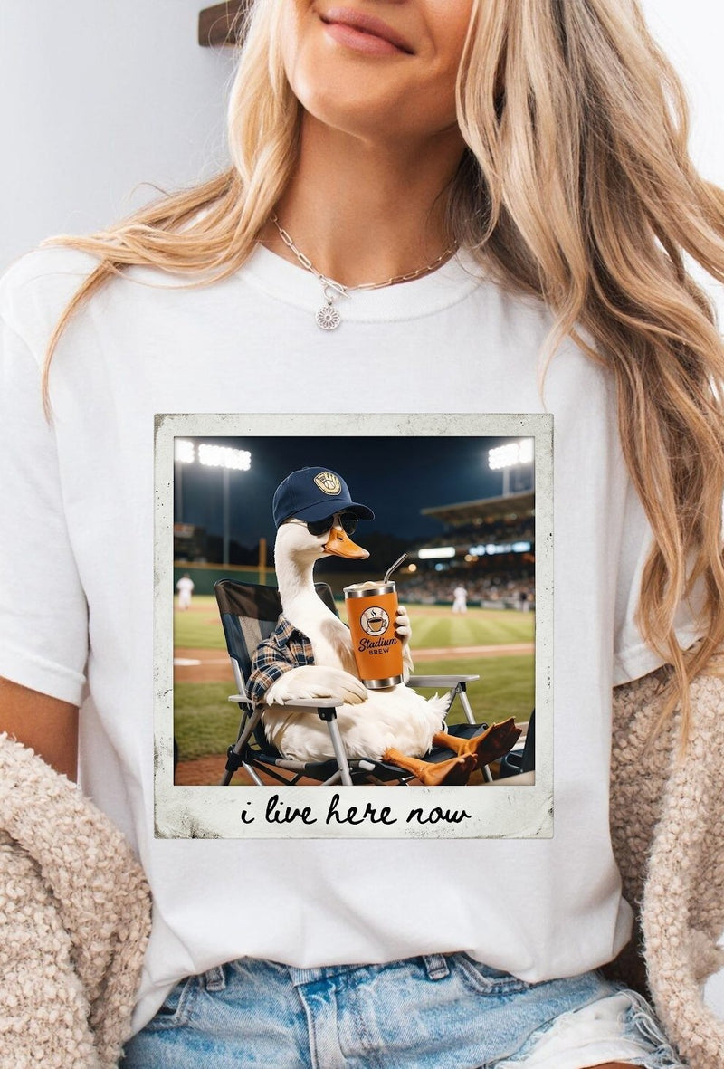 Lustiges Gänse T-Shirt „I Live Here Now“