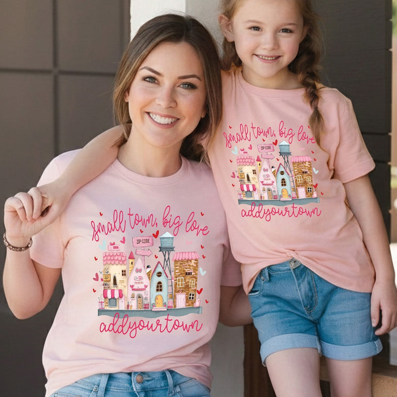 Personalisiertes Valentinstag Shirt „Small Town, Big Love“ mit Ortsnamen