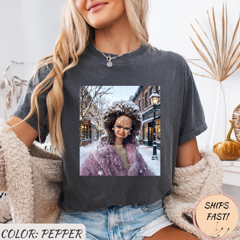 Lustiges Meme-Shirt mit grimmiger Puppe im Schnee