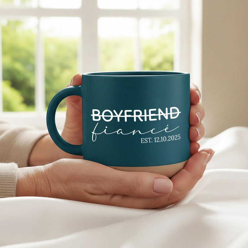Personalisierte Verlobungstasse „Boyfriend“ durchgestrichen, „fiancé“ und Datum