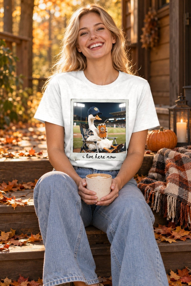 Lustiges Gänse T-Shirt „I Live Here Now“