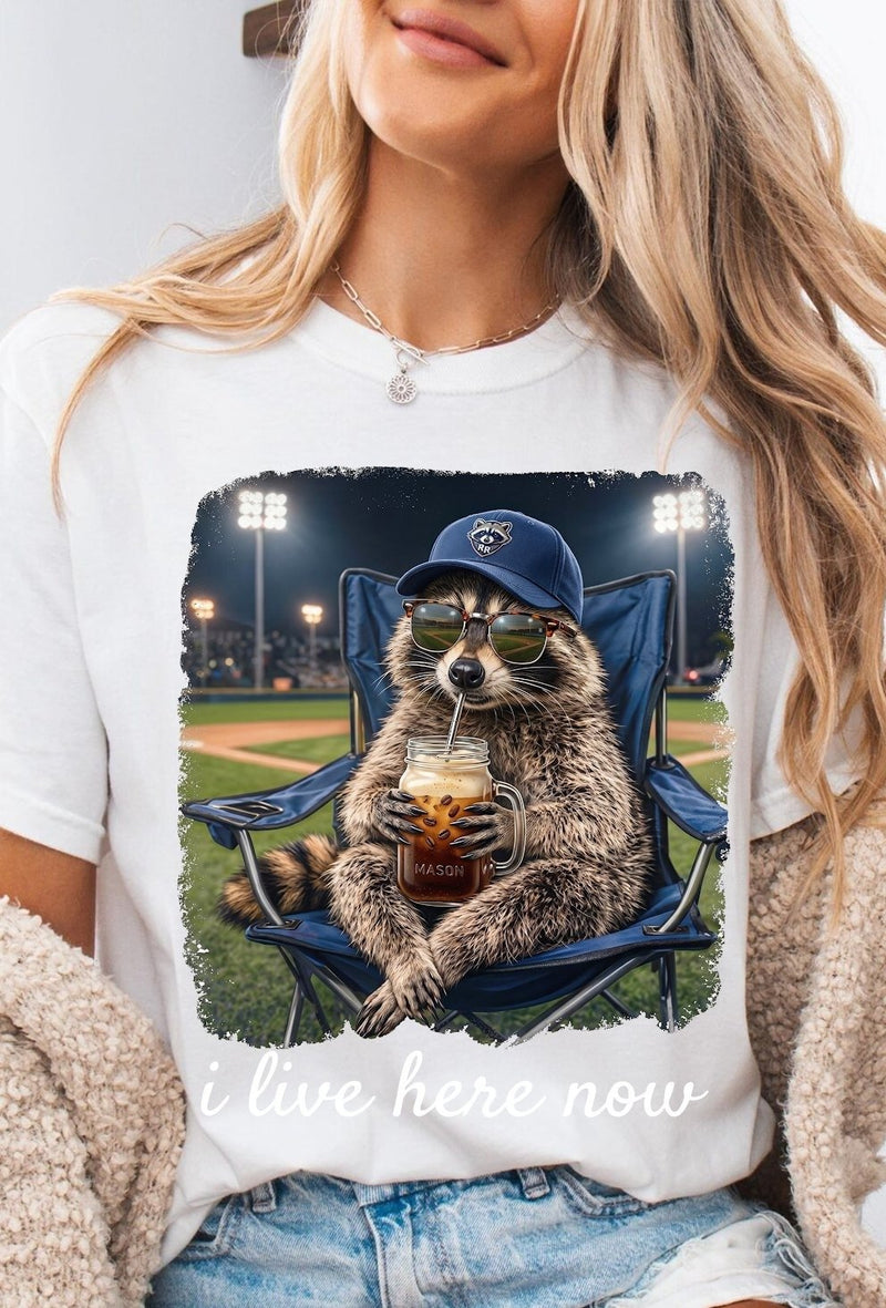 Lustiges Waschbär T-Shirt „I Live Here Now“