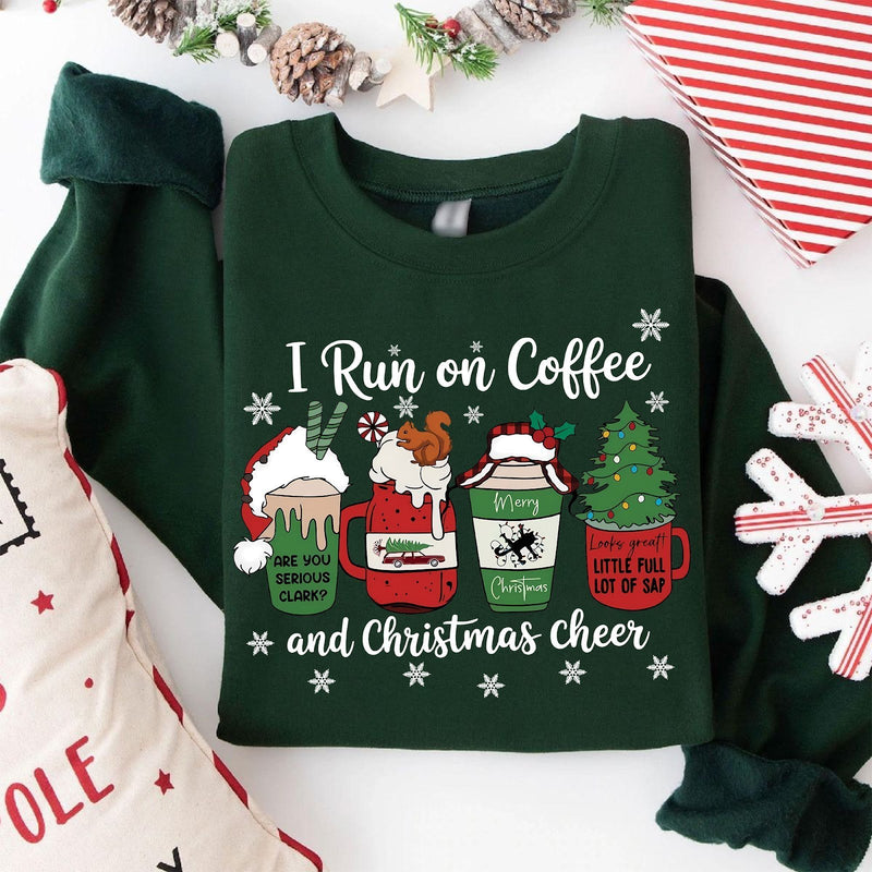 Kaffee Weihnachtspullover Kultfilm „I run on coffee and Christmas cheer“