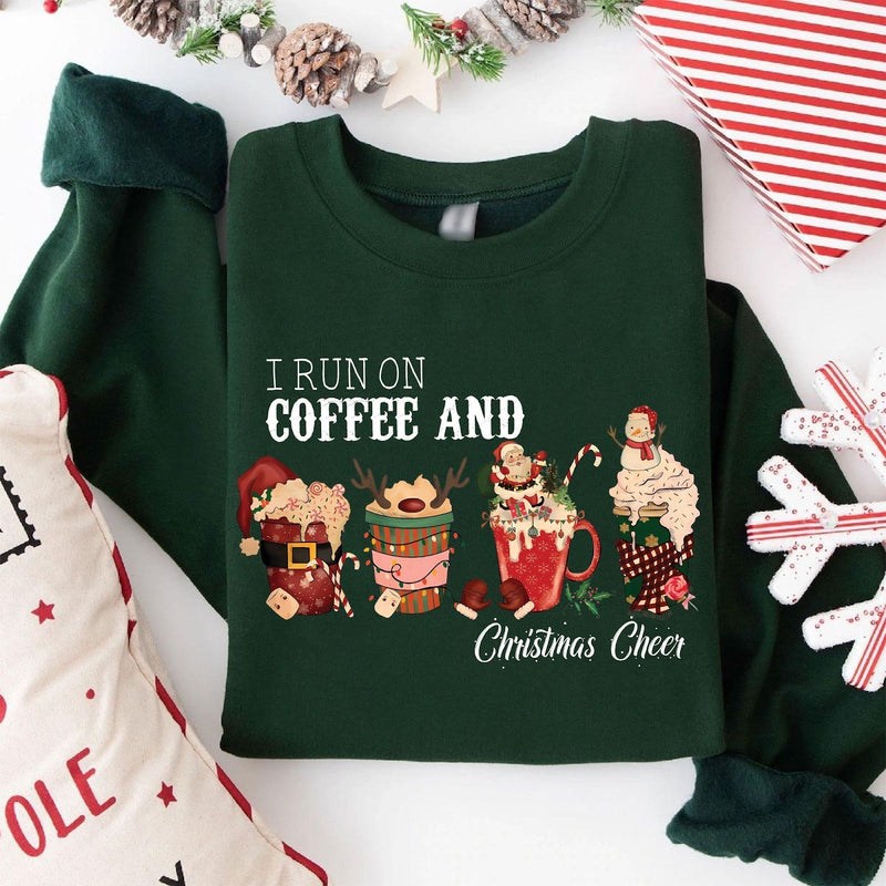 Kaffee Weihnachtspullover „I run on coffee and Christmas cheer“