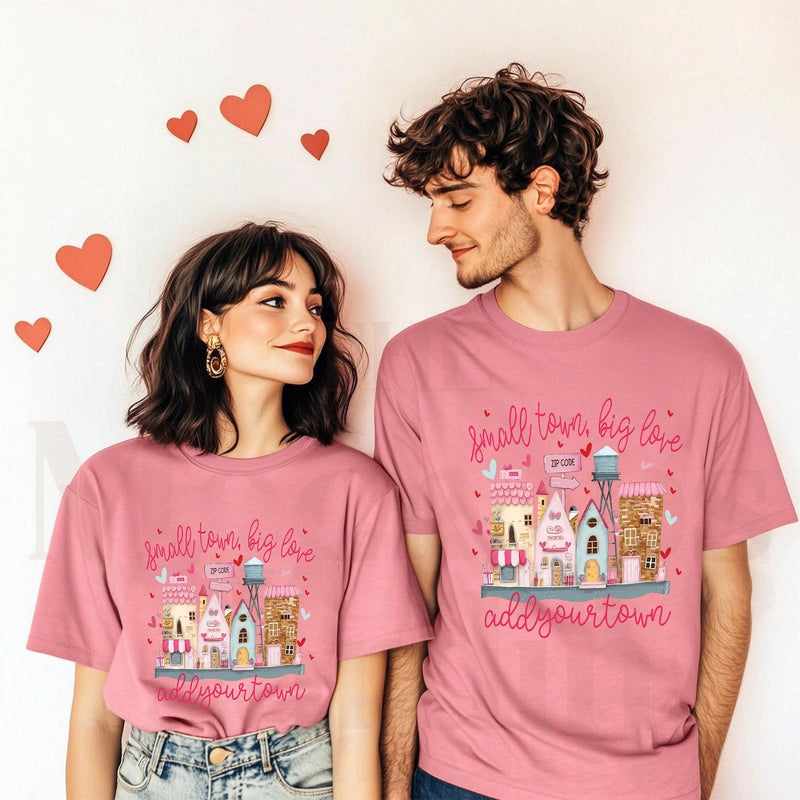 Personalisiertes Valentinstag Shirt „Small Town, Big Love“ mit Ortsnamen