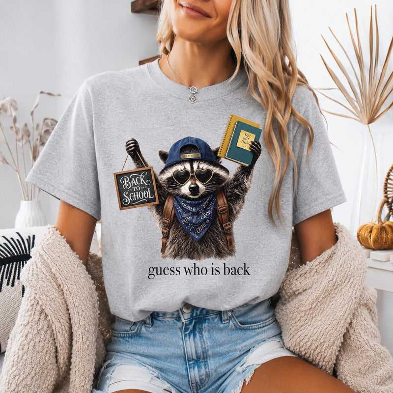 Back to School T-Shirt Waschbär „guess who is back“