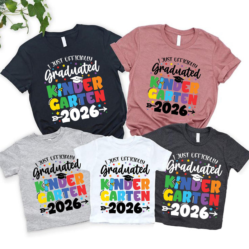 Kindergarten Abschluss Shirt „I Just Officially Graduated Kindergarten 2026“