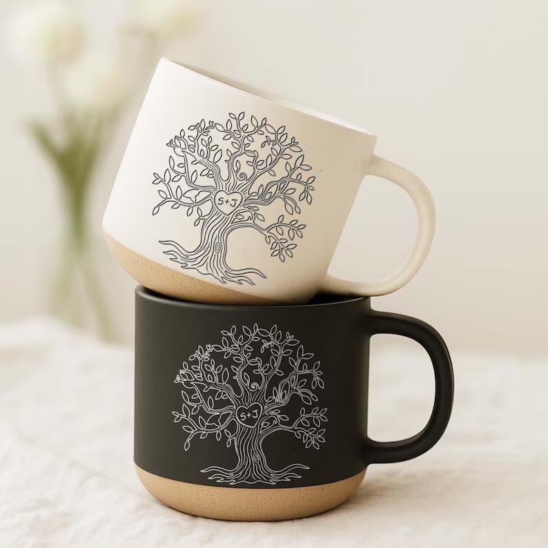 Personalisierte Pärchen-Tasse Herzbaum mit eingeritzten Initialen