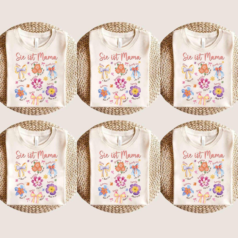 Christliches Mama T-Shirt „Sie ist Mama“ mit Blumen, Schleifen und Bibelversen