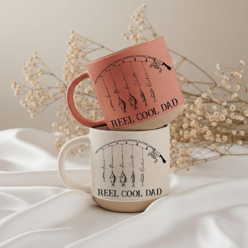 Personalisierte Angler-Tasse „Reel Cool Dad“ mit Kindernamen an Fischen