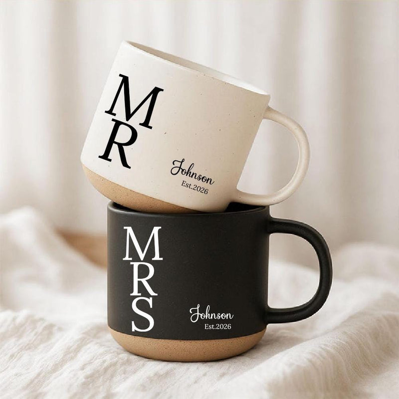 Personalisierte Mr- und Mrs-Tasse mit Nachname und Jahr