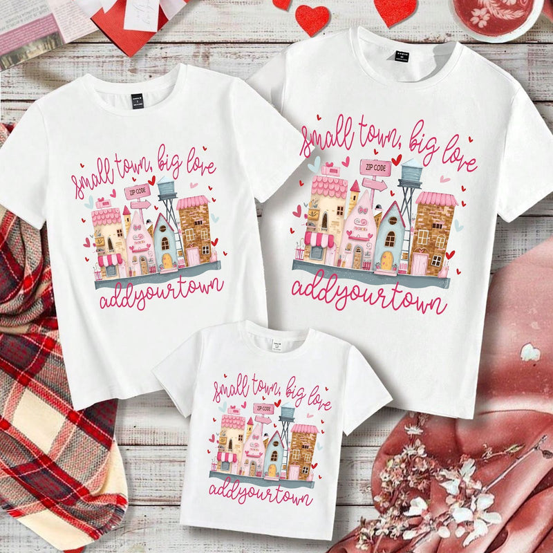 Personalisiertes Valentinstag Shirt „Small Town, Big Love“ mit Ortsnamen