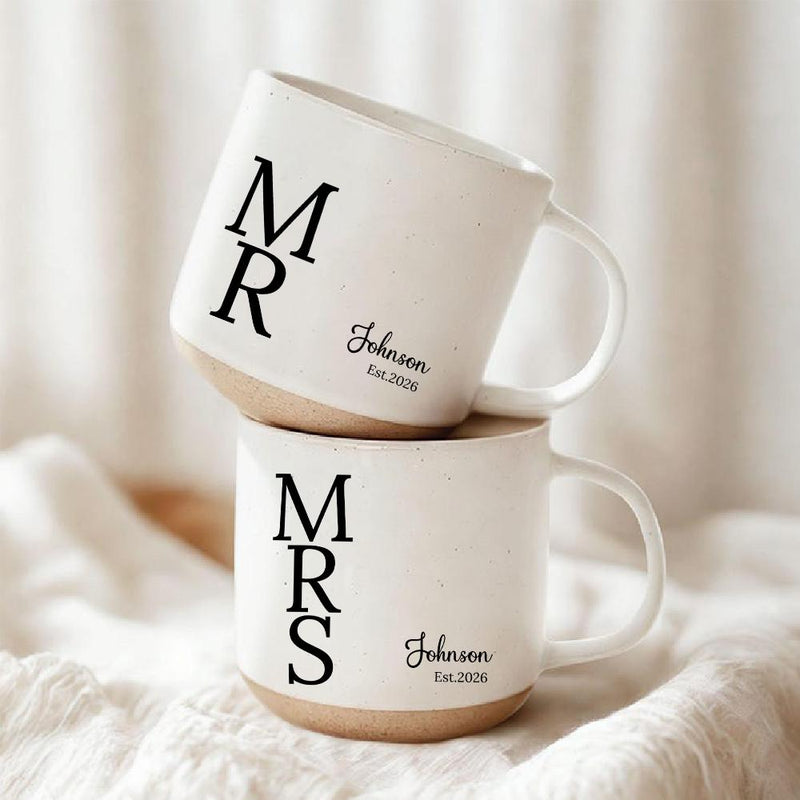 Personalisierte Mr- und Mrs-Tasse mit Nachname und Jahr
