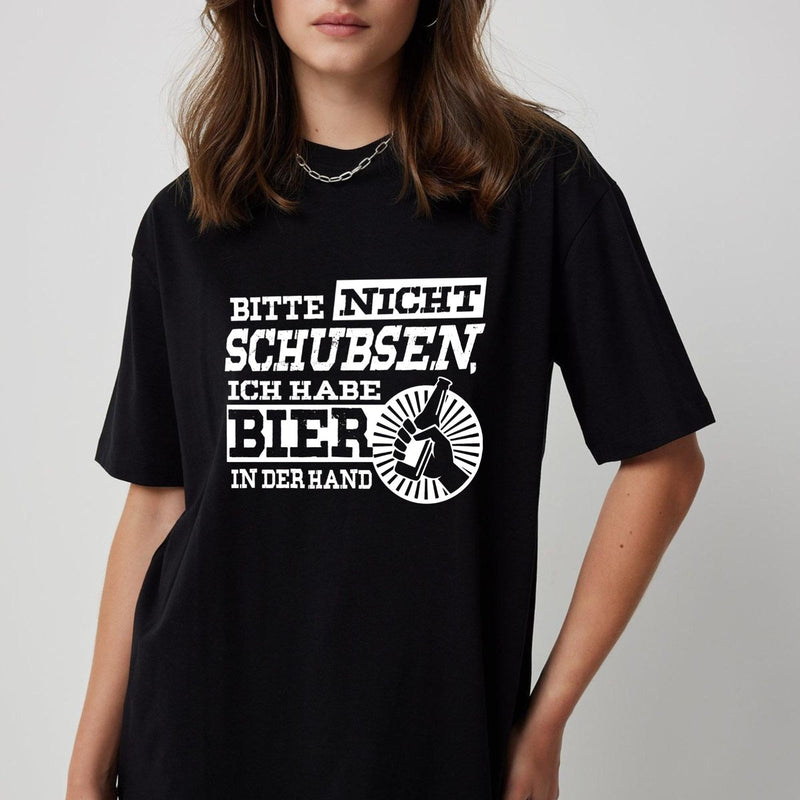 Lustiges Bier T-Shirt „Bitte nicht schubsen, ich habe Bier in der Hand“