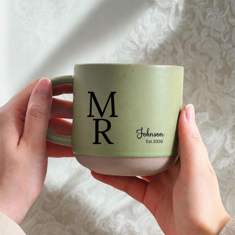 Personalisierte Mr- und Mrs-Tasse mit Nachname und Jahr