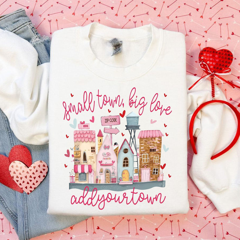 Personalisiertes Valentinstag Shirt „Small Town, Big Love“ mit Ortsnamen