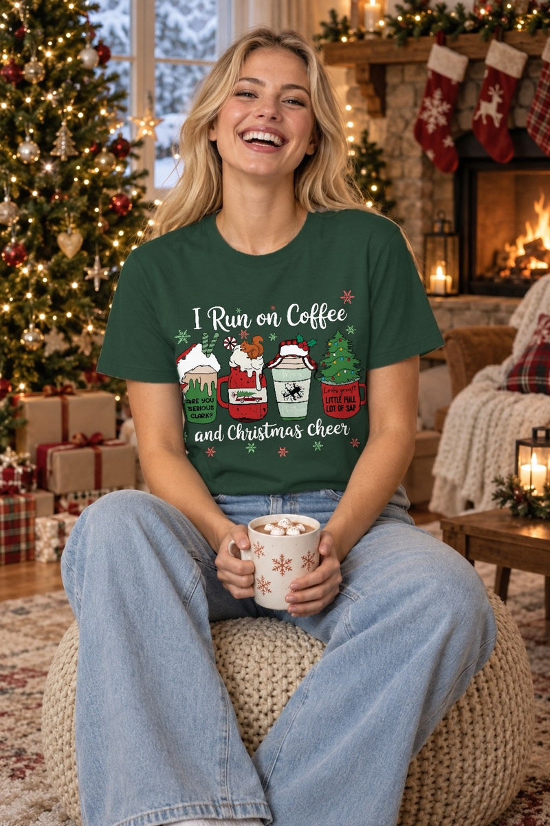 Kaffee Weihnachtspullover Kultfilm „I run on coffee and Christmas cheer“