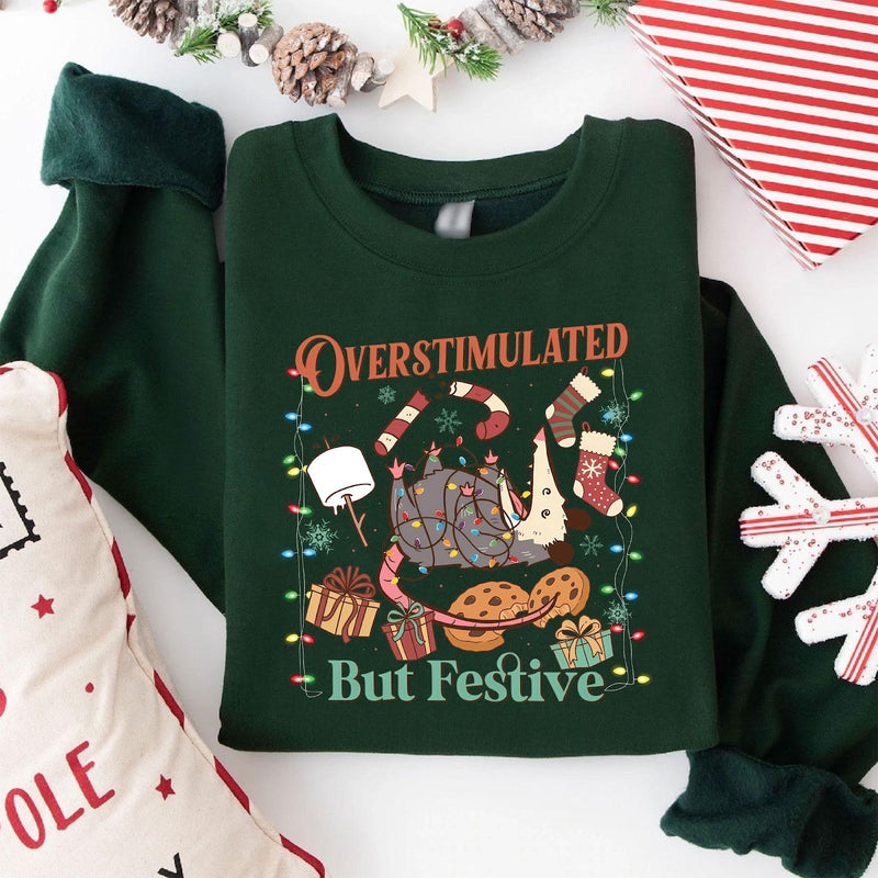 Lustiger Weihnachtspullover „Overstimulated but festive“
