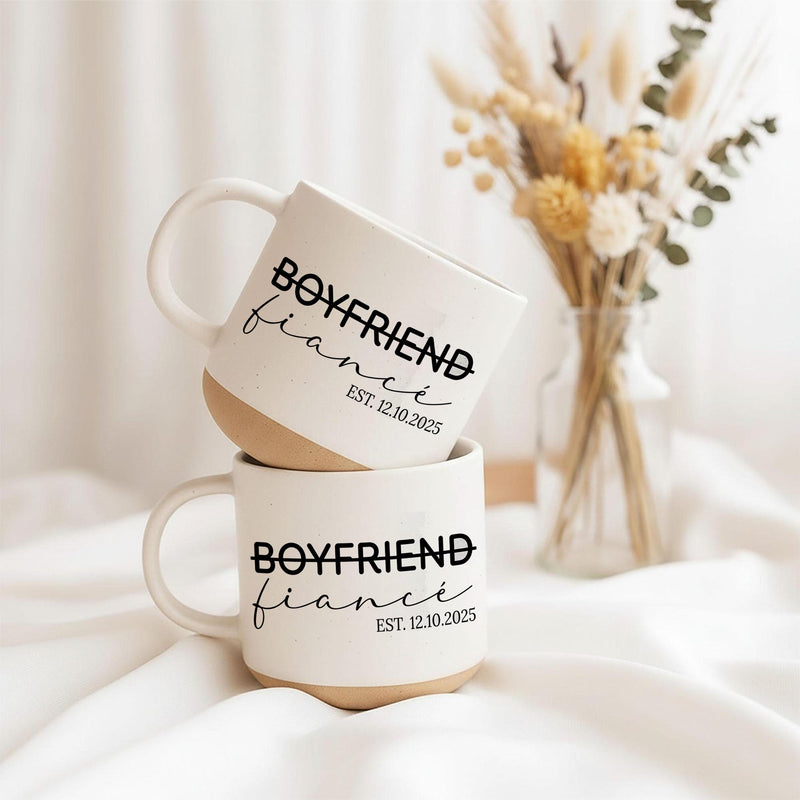Personalisierte Verlobungstasse „Boyfriend“ durchgestrichen, „fiancé“ und Datum
