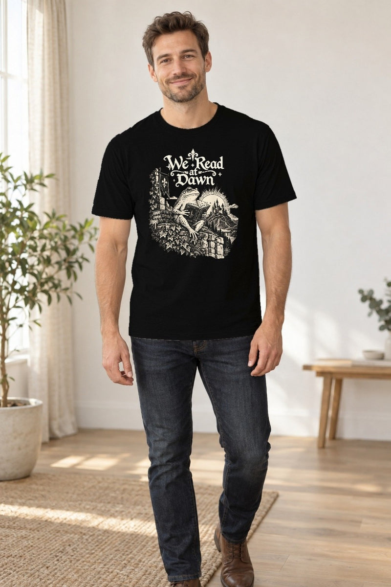 Lustiges Buch-Shirt „We Read at Dawn“