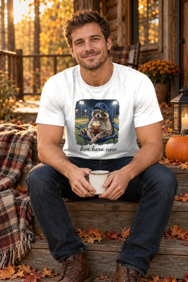 Lustiges Waschbär T-Shirt „I Live Here Now“