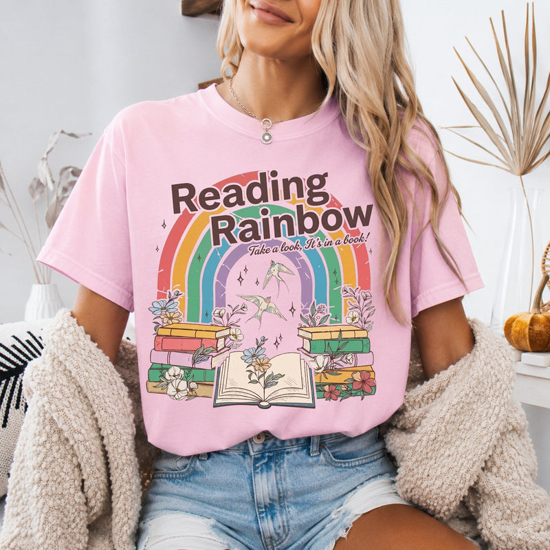 Bücher T-Shirt Regenbogen „Reading Rainbow – Take a look, it's in a book!“