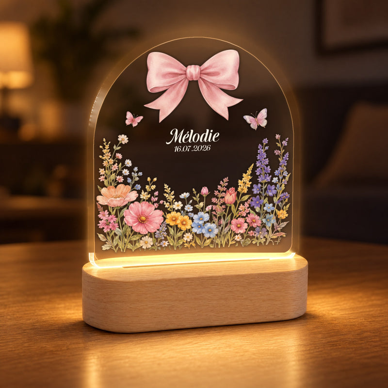 Nachtlicht mit Namen und Datum – rosa Schleife und Wildblumenwiese