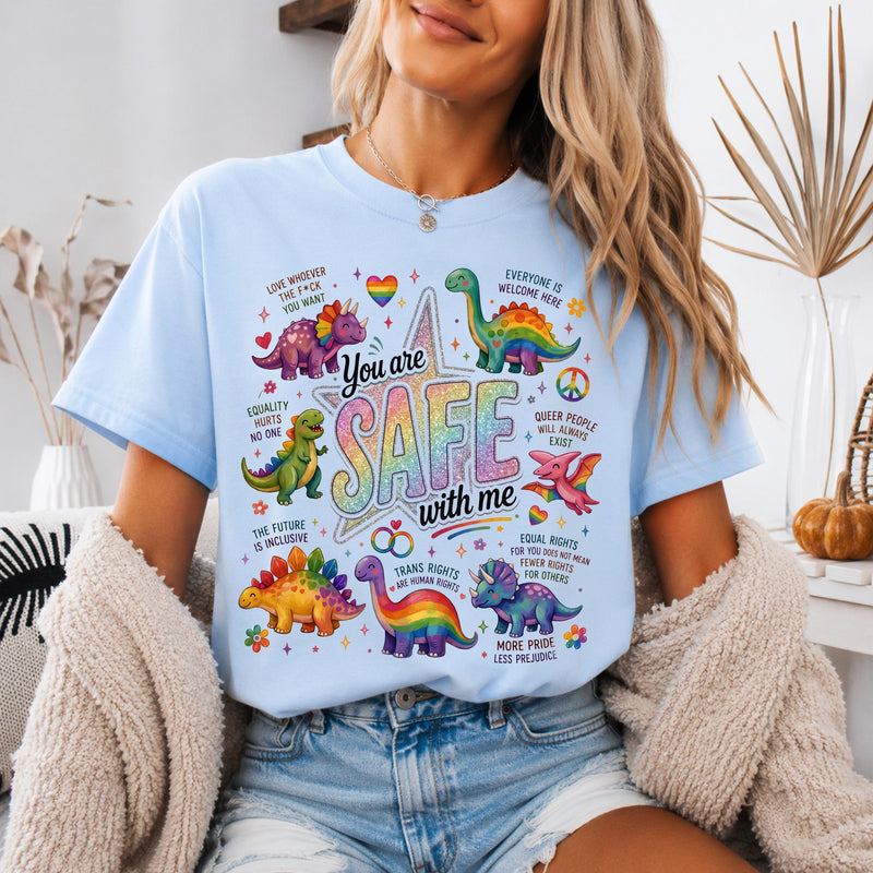 Pride-Shirt „You Are Safe With Me“ mit Regenbogen-Dinos
