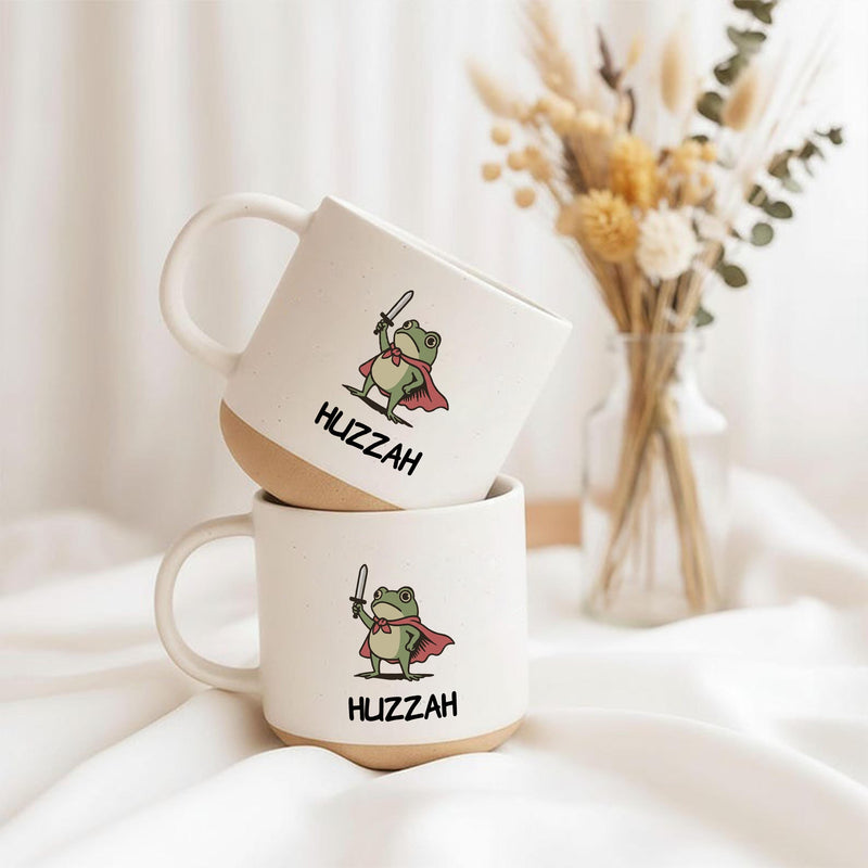 Lustige Frosch-Tasse „Huzzah“ mit Schwert und Umhang