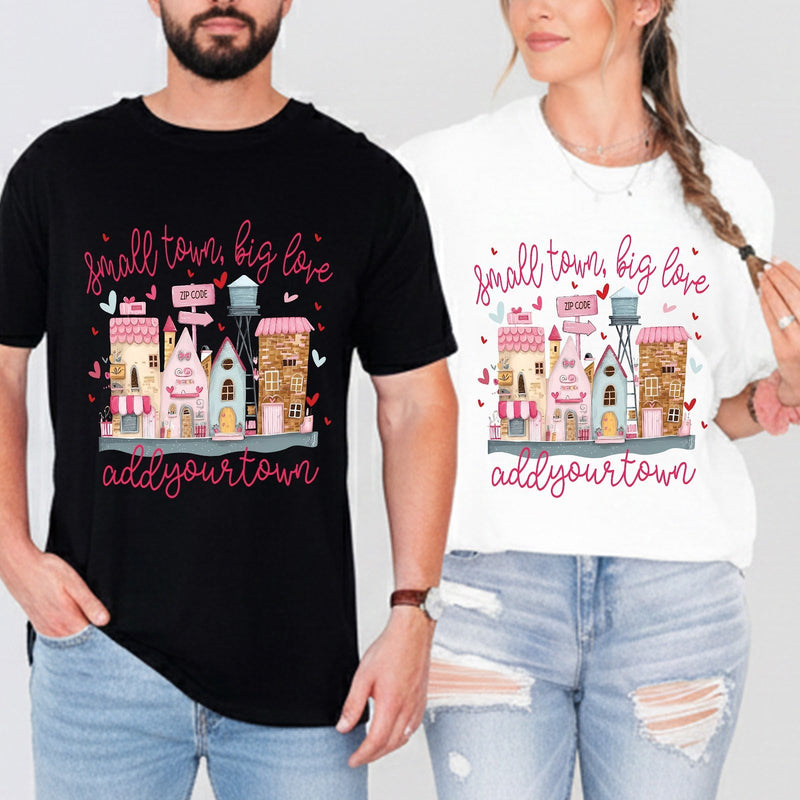 Personalisiertes Valentinstag Shirt „Small Town, Big Love“ mit Ortsnamen