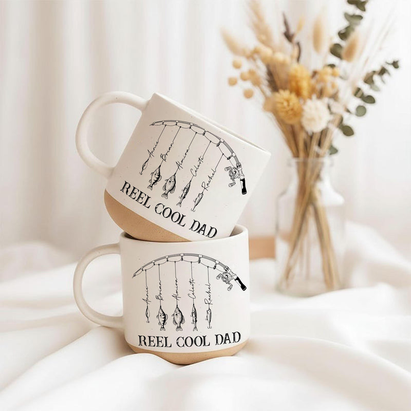 Personalisierte Angler-Tasse „Reel Cool Dad“ mit Kindernamen an Fischen