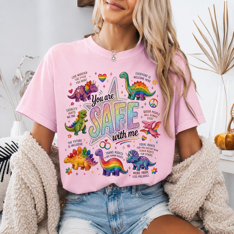 Pride-Shirt „You Are Safe With Me“ mit Regenbogen-Dinos